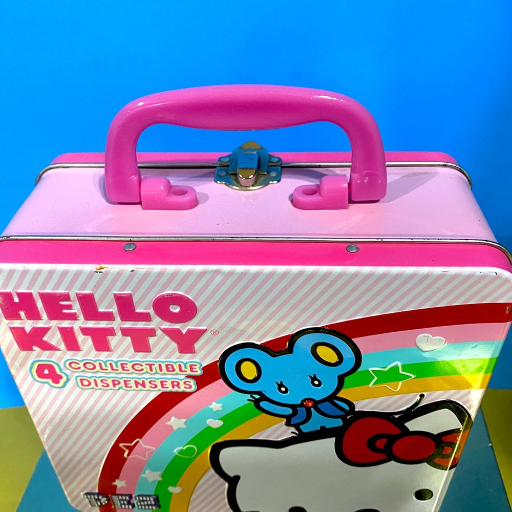 HELLO KITTY 2010 EMBOSSED METAL TOTE w/HANDLE & LATCH PEZ CASE, PLASTIC WINDOW - Picture 8 of 15